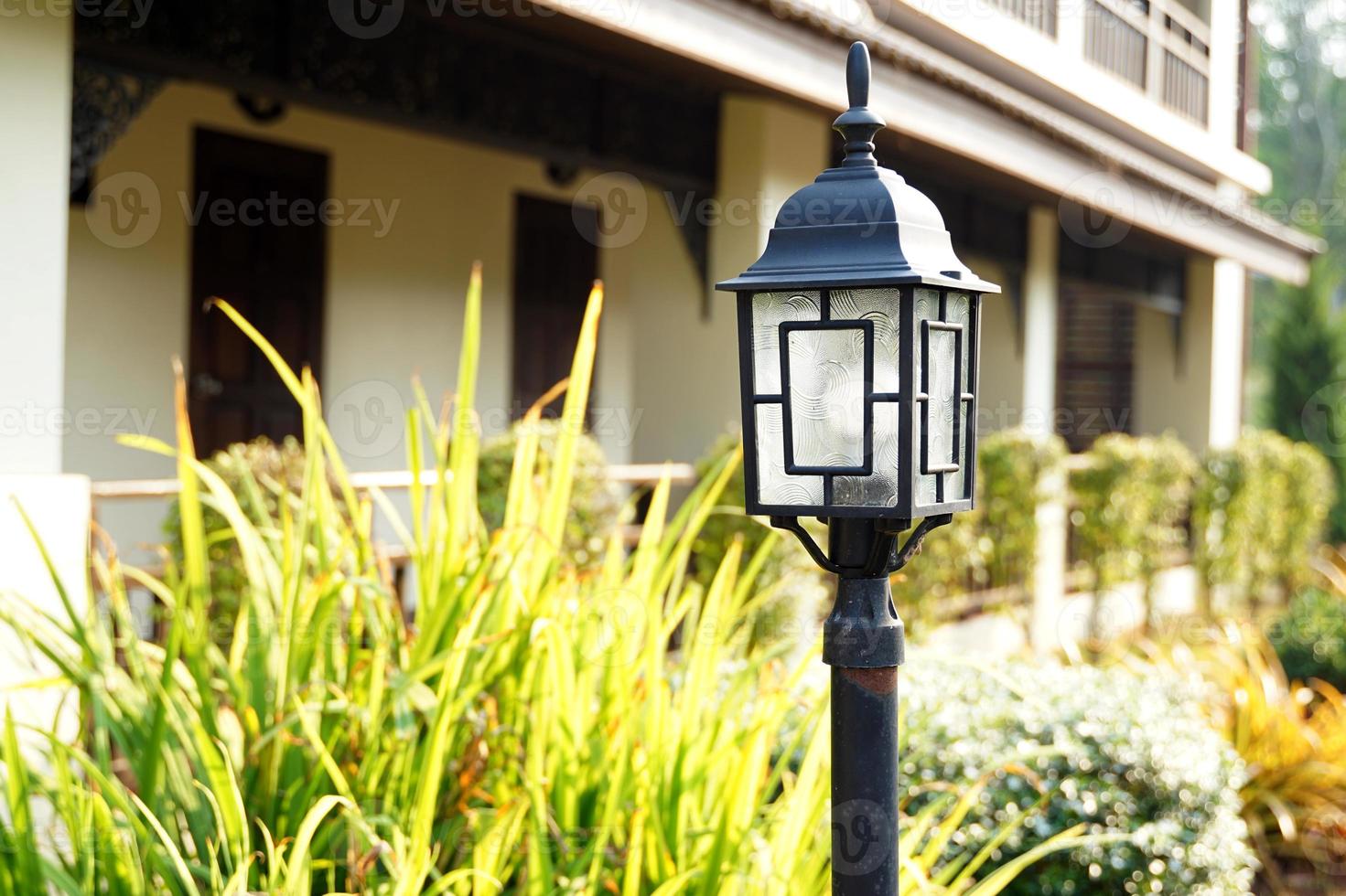 gazon lichten, tuin lichten voor decoratie in de tuin, huizen, restaurants, hotels, resorts en buiten de gebouw. zacht en selectief focus. foto