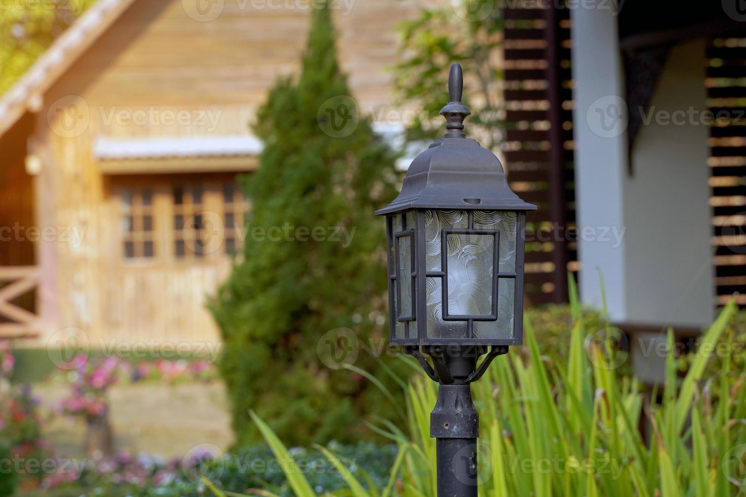 gazon lichten, tuin lichten voor decoratie in de tuin, huizen, restaurants, hotels, resorts en buiten de gebouw. zacht en selectief focus. foto