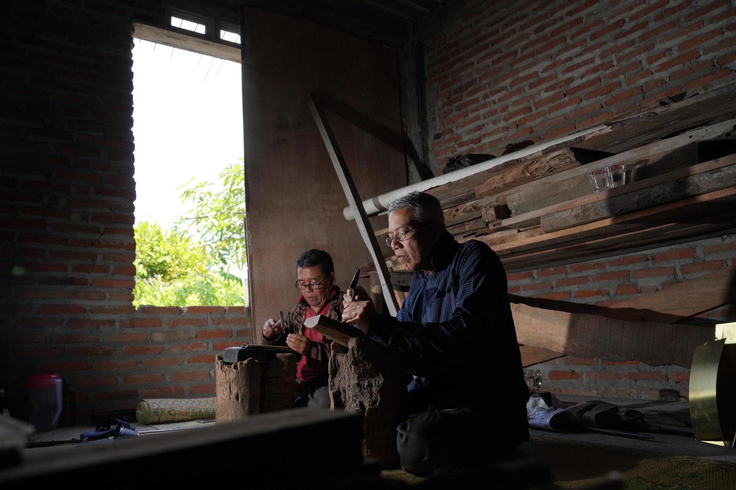 keris ambachtslieden in de werkplaats, in de werkwijze van maken kris. bantul, Indonesië - 25 augustus 2022 foto