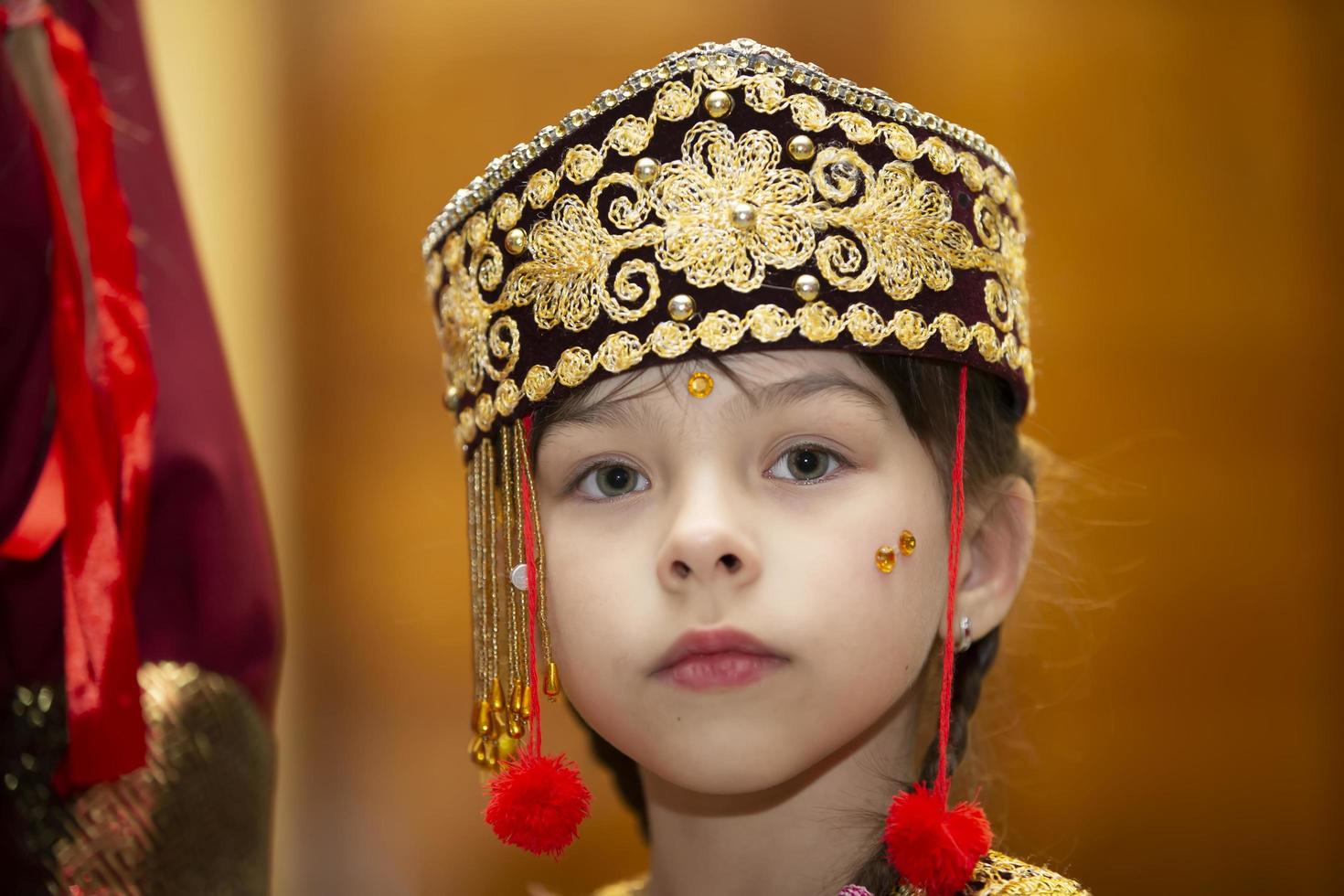 Wit-Rusland, stad van gomel, mei 21, 2021 kinderen vakantie in de stad. een weinig meisje in de Oezbeeks nationaal hoofdtooi. foto