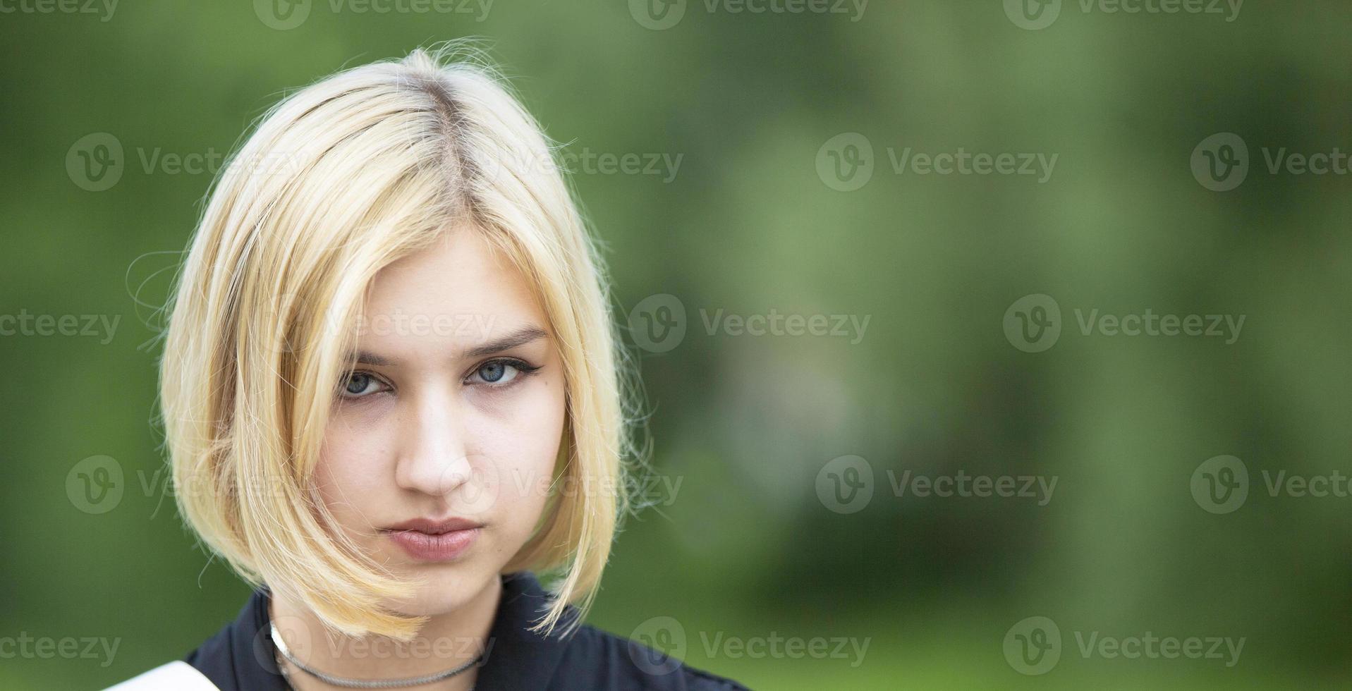 blond gezicht Aan een groen achtergrond. zeventien jaar oud meisje. foto