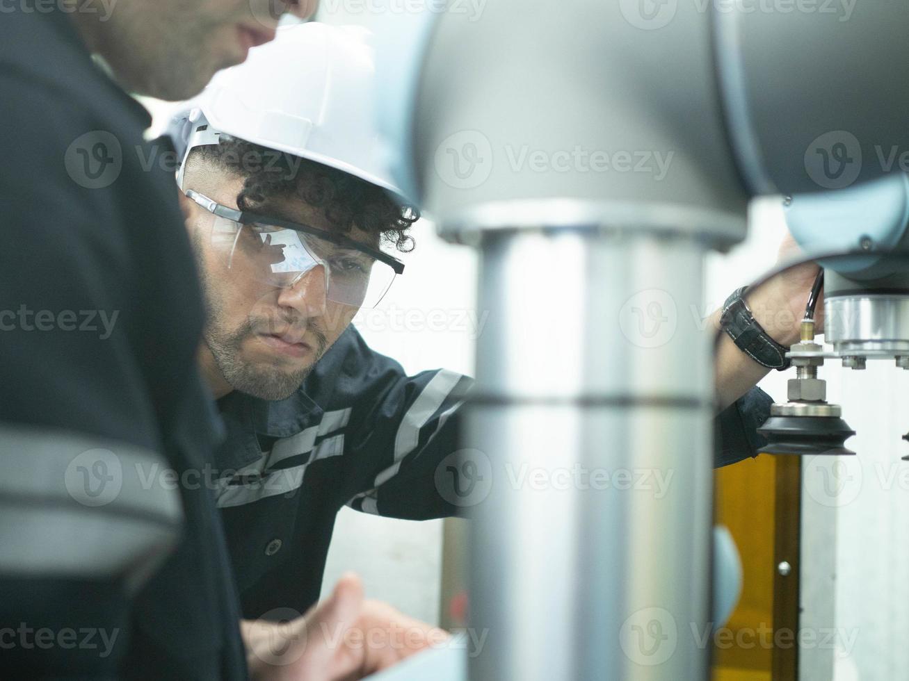 wit harde hoed helm veiligheid arbeid slijtage bril uniform fabriek kijken werk zien baan bezetting industrie ingenieur uitrusting onderhoud machine technologie staal controle faciliteit gereedschap elektrisch concept foto