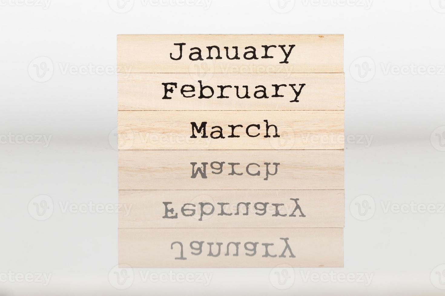 houten kubus met de opschrift januari, februari, maart Aan een wit achtergrond foto