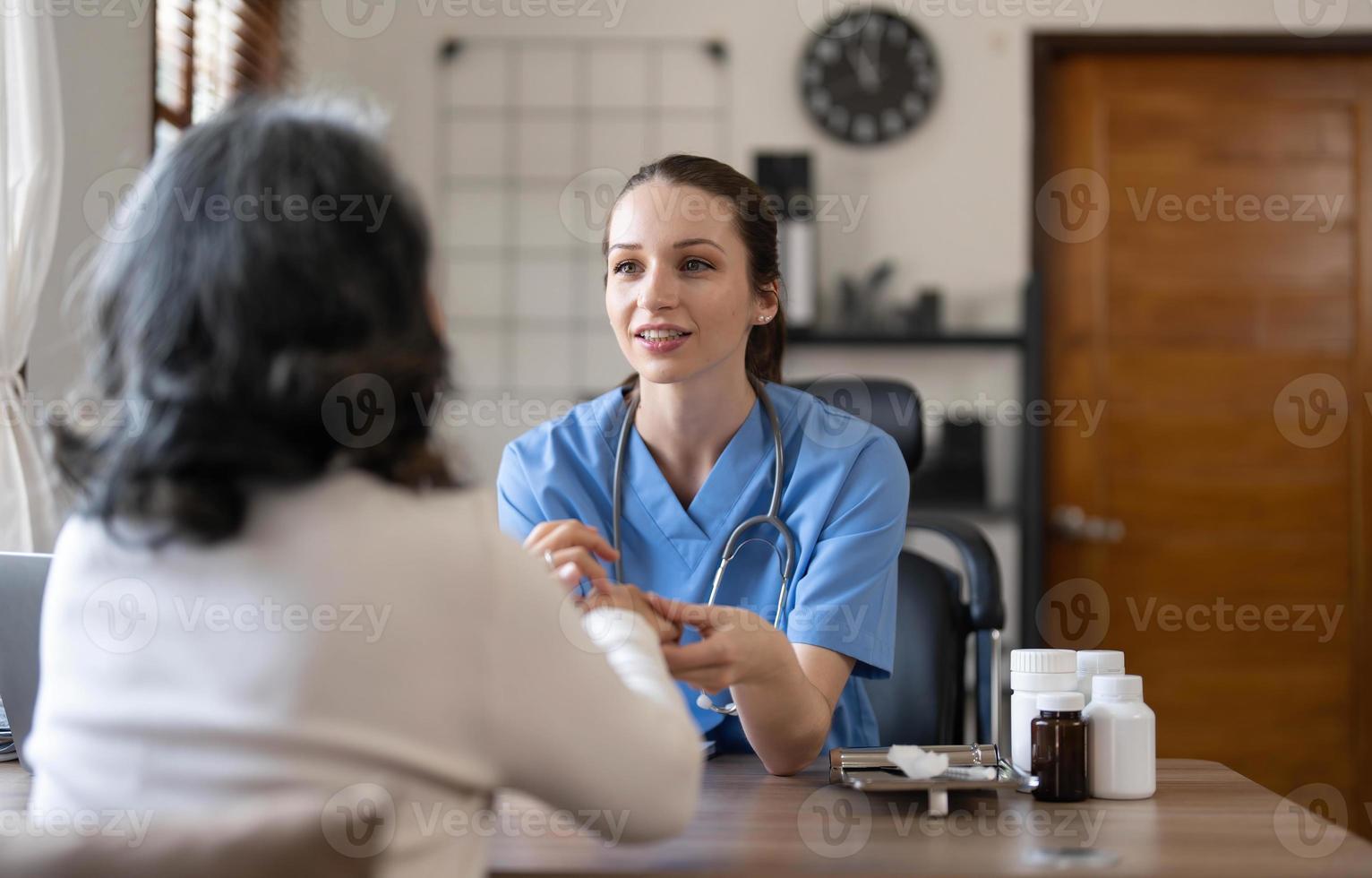 Aziatisch vrouw dokter onderzoeken en nemen Notitie Aan checklist papier met vrouw patiënten in medisch kamer. foto