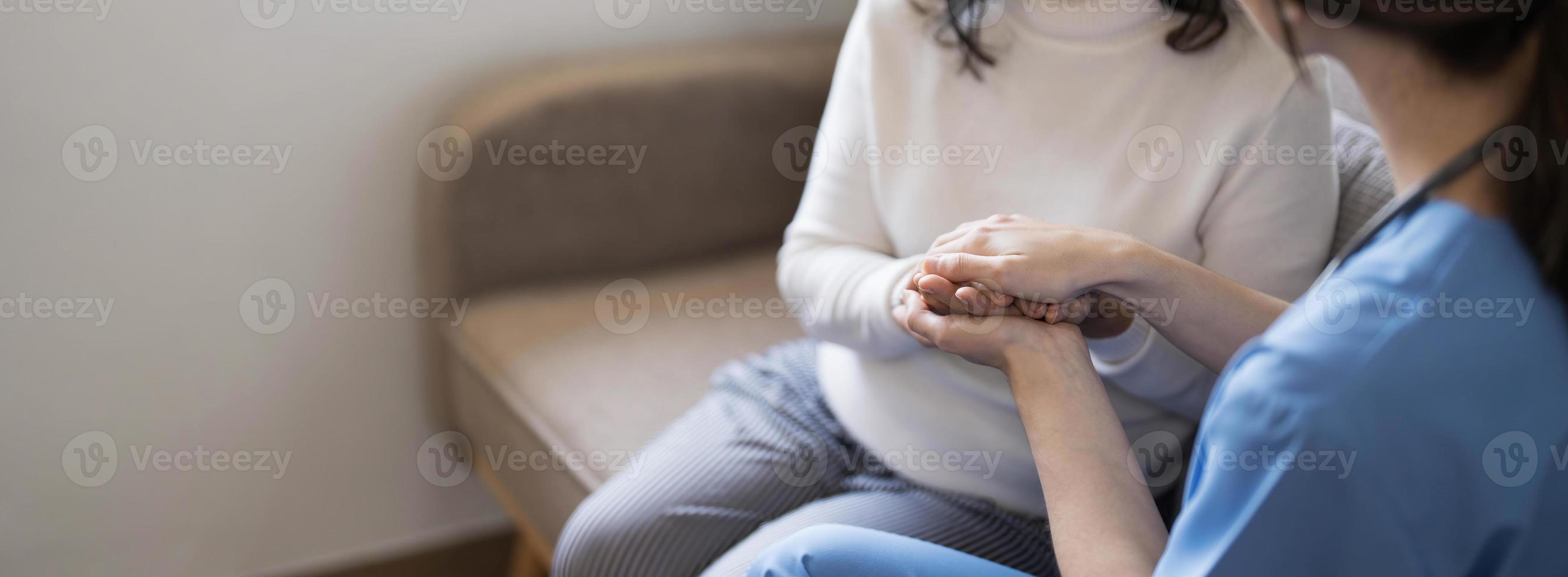 gelukkig geduldig is Holding verzorger voor een hand- terwijl uitgeven tijd samen. ouderen vrouw in verpleging huis en verpleegster. foto