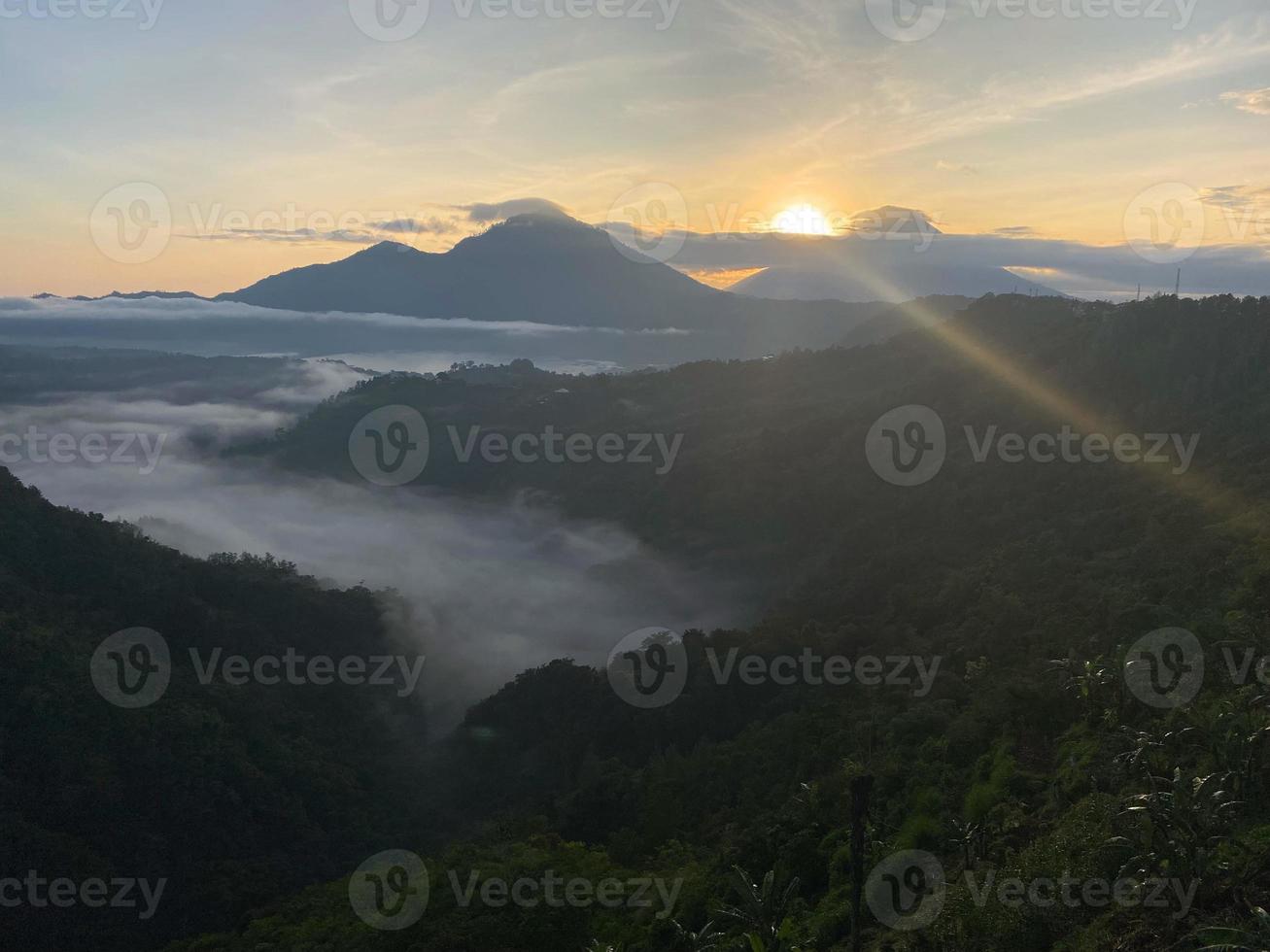 batur vulkaan en agung berg panoramisch visie Bij zonsopkomst van kintamani, Bali, Indonesië foto