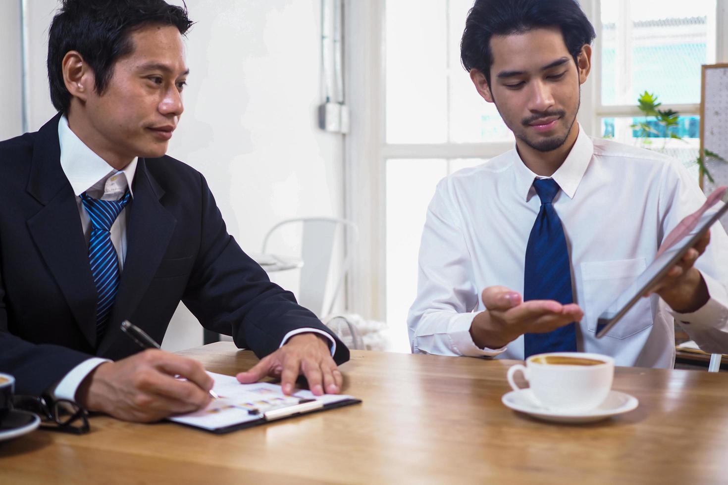 Aziatisch adviseurs analyseren en bespreken stroom economisch situatie. krijgen financieel advies en investeren in aandelen van banken of bedrijven dat zijn in de voorraad markt. foto