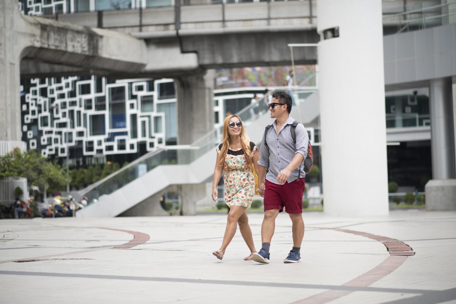 gelukkige paar verliefd wandelen in de straat foto