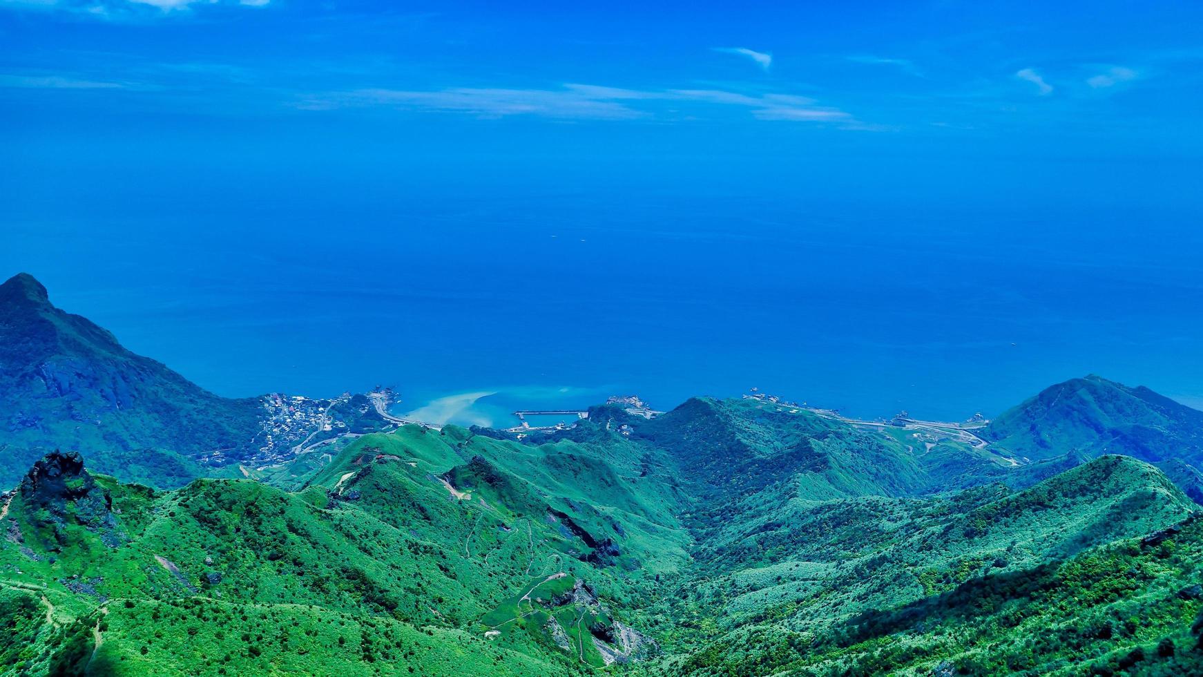 groene bergen en blauwe lucht foto