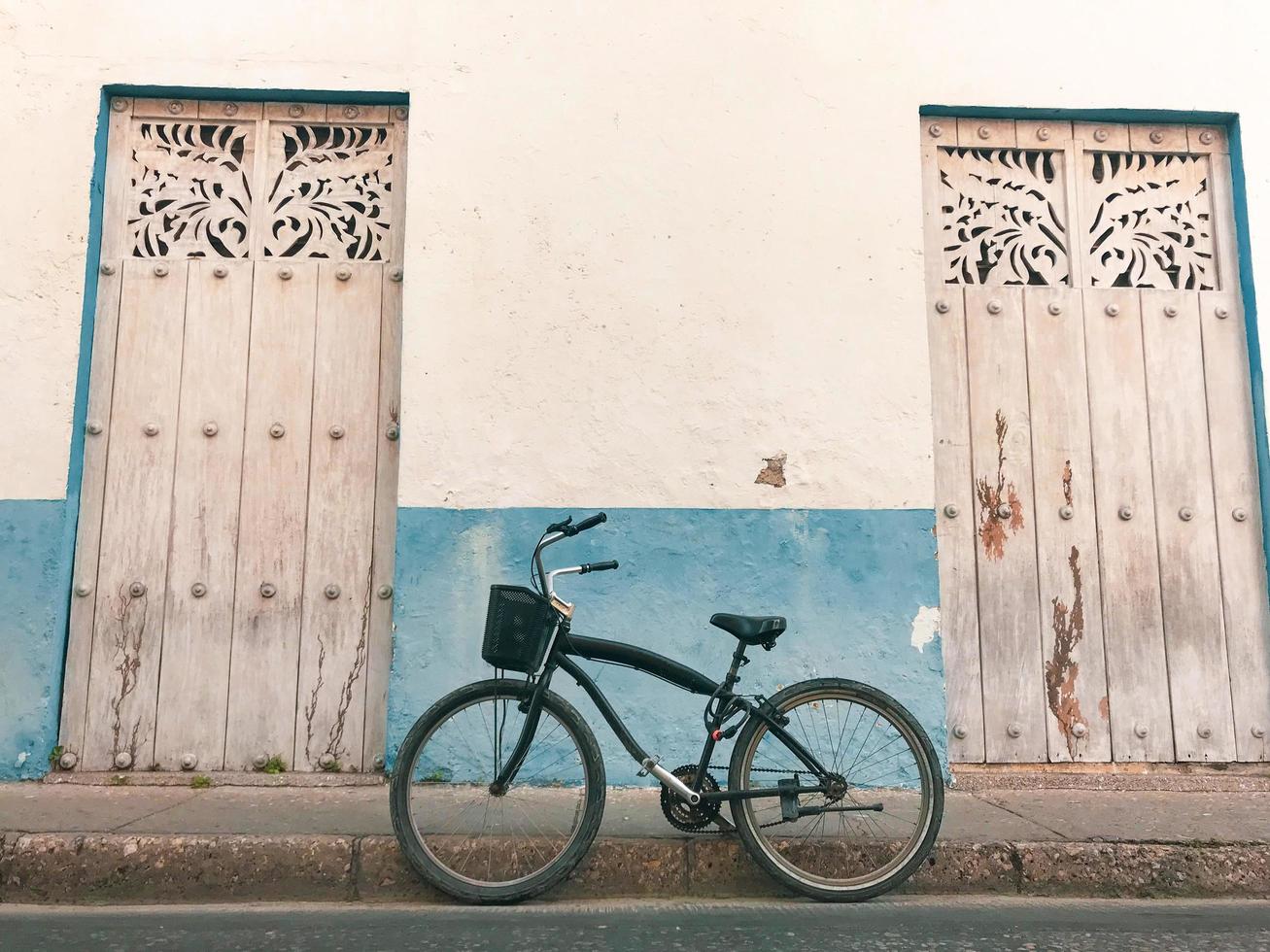 cartagena, colombia, 2020 - fiets tegen een gebouw foto