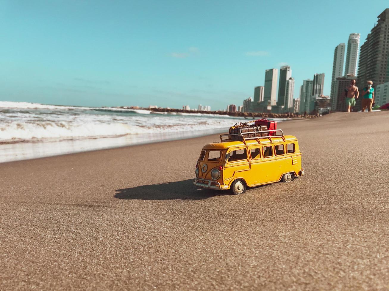 cartagena, colombia, 2020 - speelgoedbus op strand foto