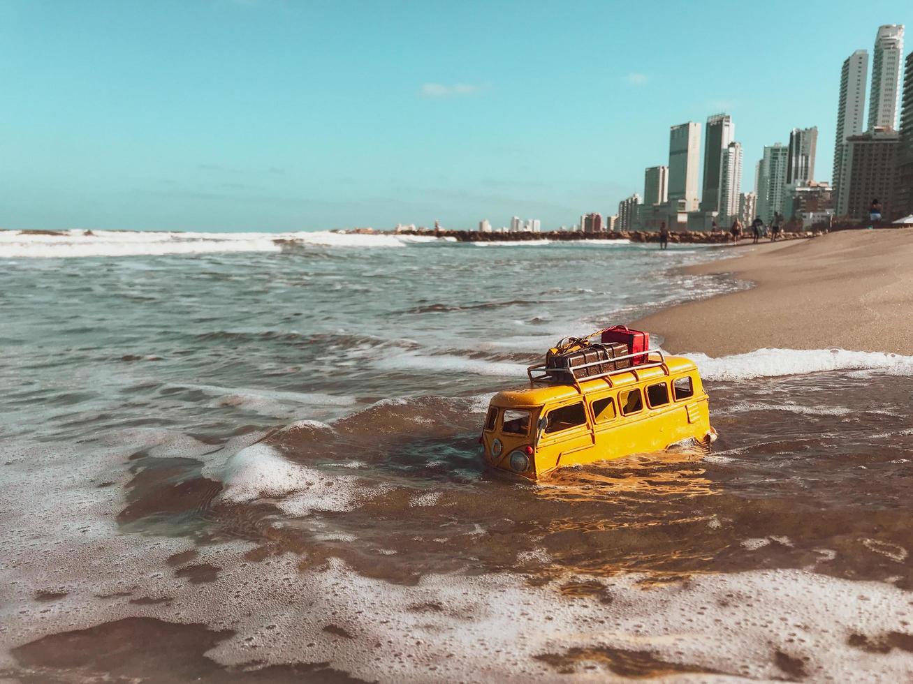 speelgoedbus in water foto