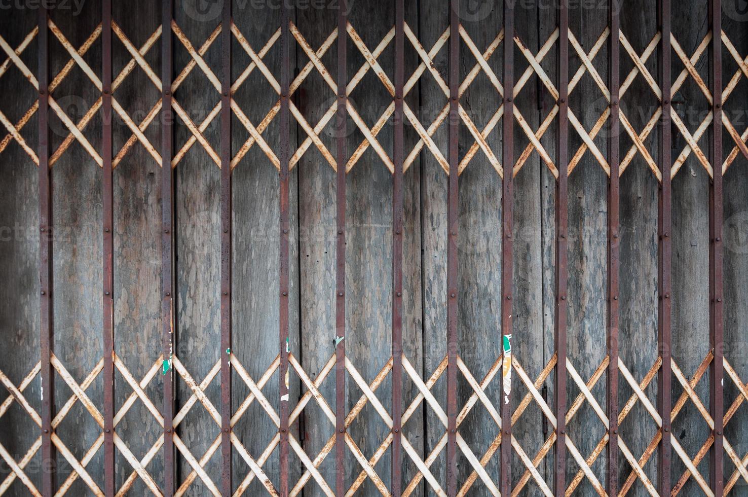 oud stijl van Gesloten staal deur, schuifdeur traliewerk deur, wijnoogst stijl foto