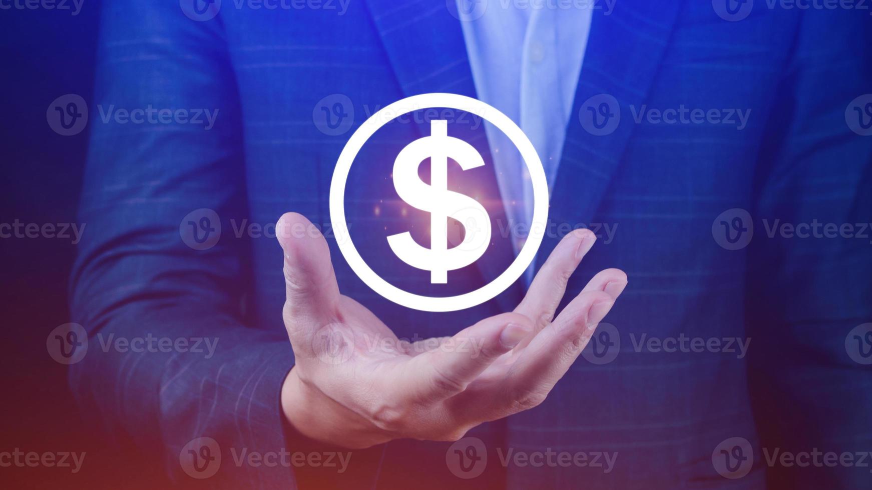 handen Holding virtueel ons dollar icoon. Amerikaanse Dollar is hoofd uitwisseling valuta in de wereld, monetair groei, interesseren tarief toenemen, inflatie concept, interesseren tarief financieel en hypotheek tarieven concept foto