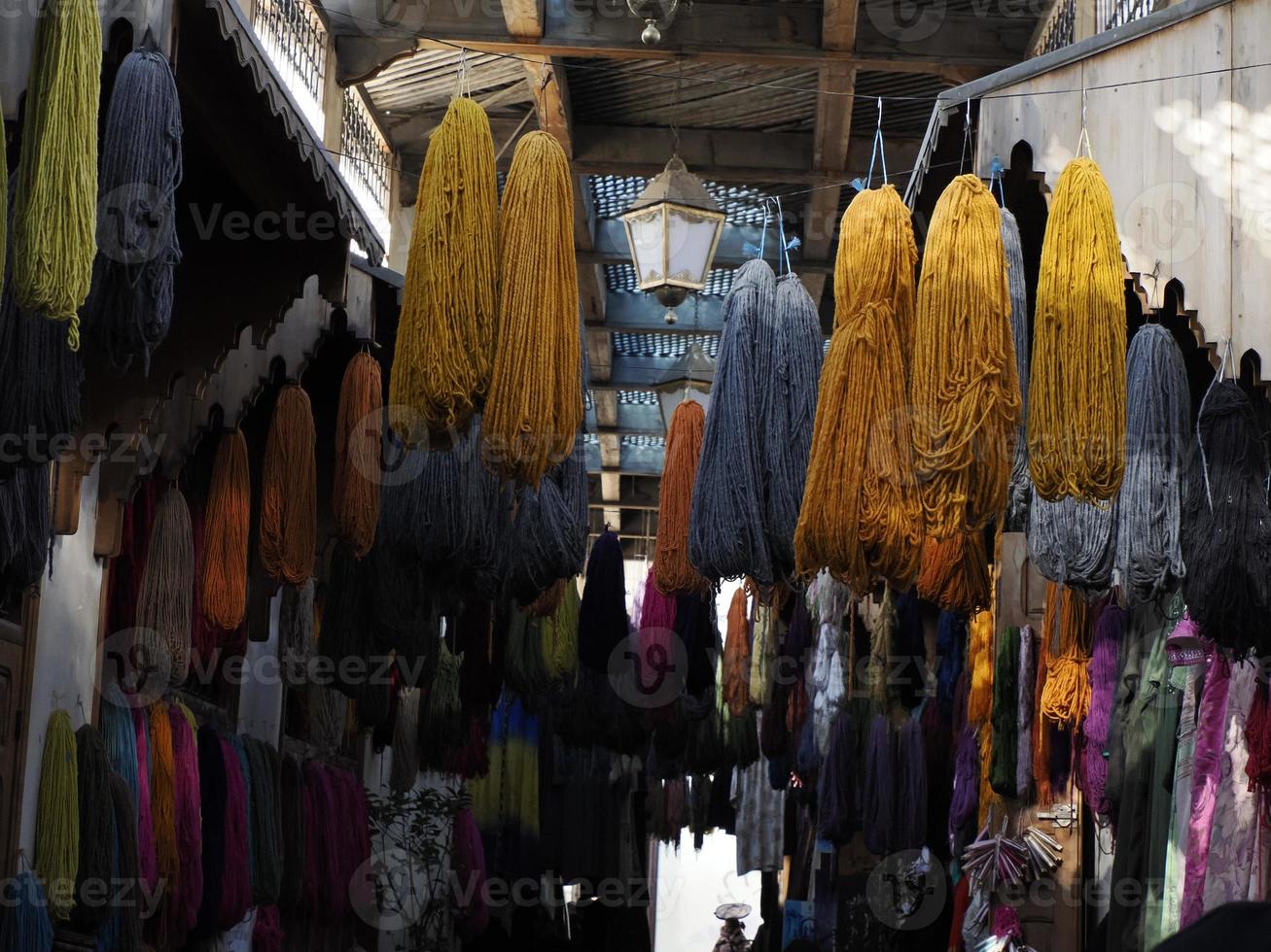 wol winkel straat wijk Aan in historisch medina. fes. Marokko foto