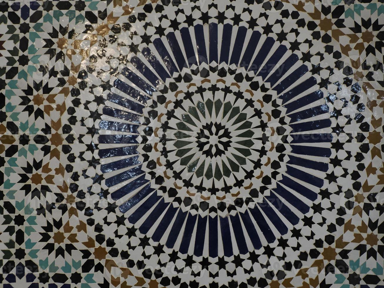 Marokkaans mozaïek- vakman schilderij en decoreren keramisch producten in pottenbakkerij fabriek in fez, Marokko foto