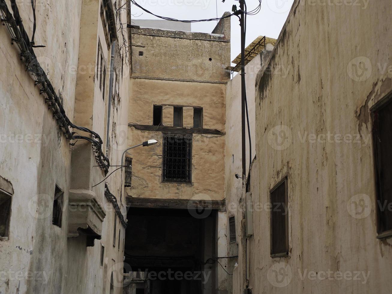 klein straat in fez medina oud dorp. Marokko. foto