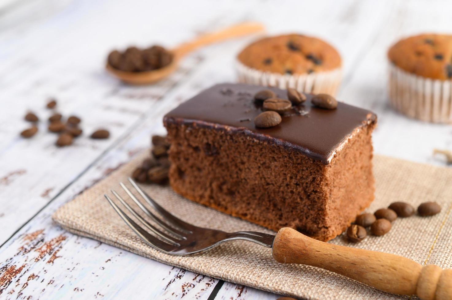 chocoladetaart en koffiebonen met een vork foto