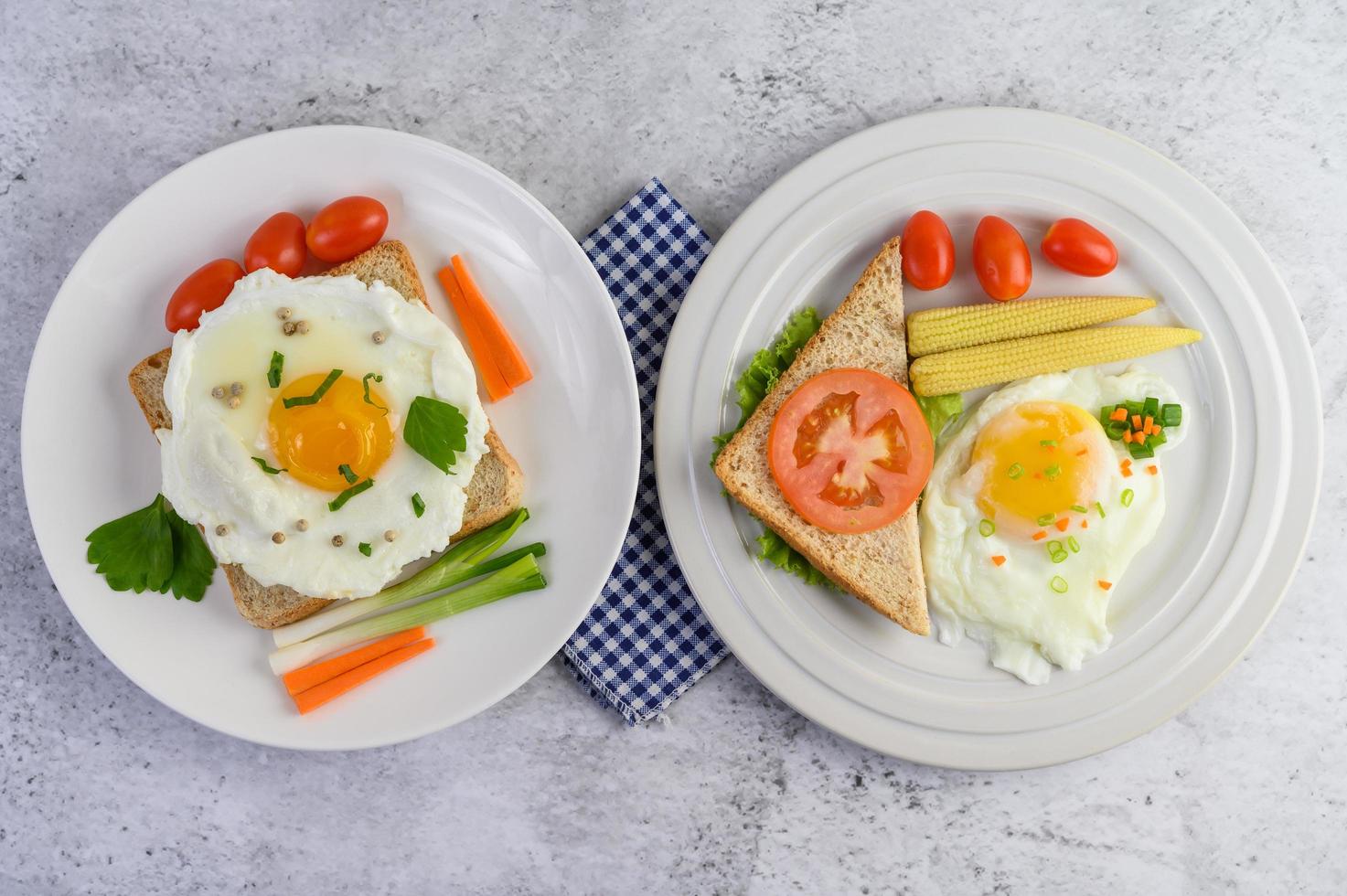 een gebakken ei met toast, worteltjes, babymais en lente-uitjes foto