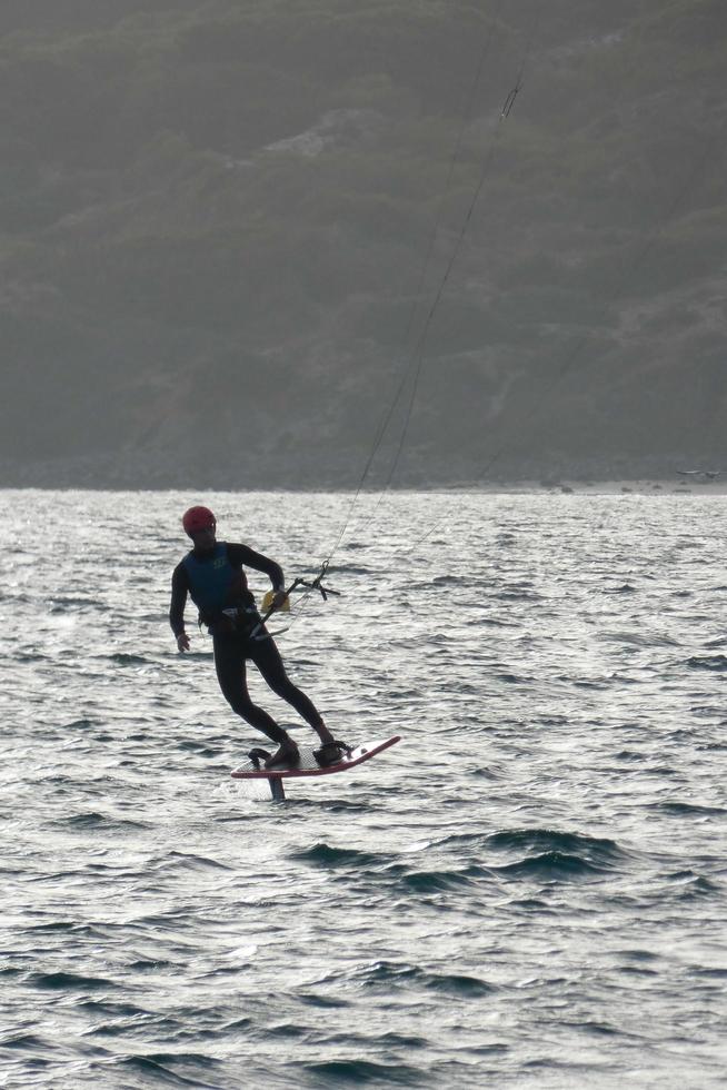 het windsurfen, kitesurfen, water en wind sport- aangedreven door zeilen of vliegers foto