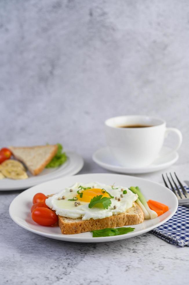 een gebakken ei op toast gegarneerd met peperzaadjes met worteltjes en lente-uitjes foto