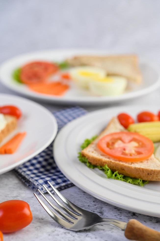 een gebakken ei met toast, worteltjes, babymais en lente-uitjes foto