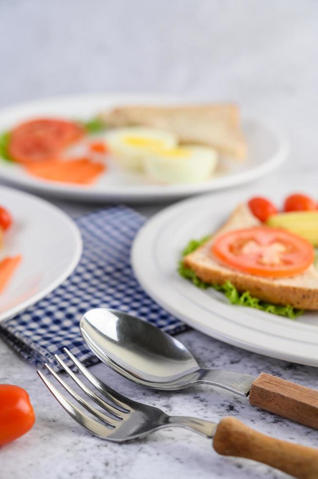 een gebakken ei met toast, worteltjes, babymais en lente-uitjes foto