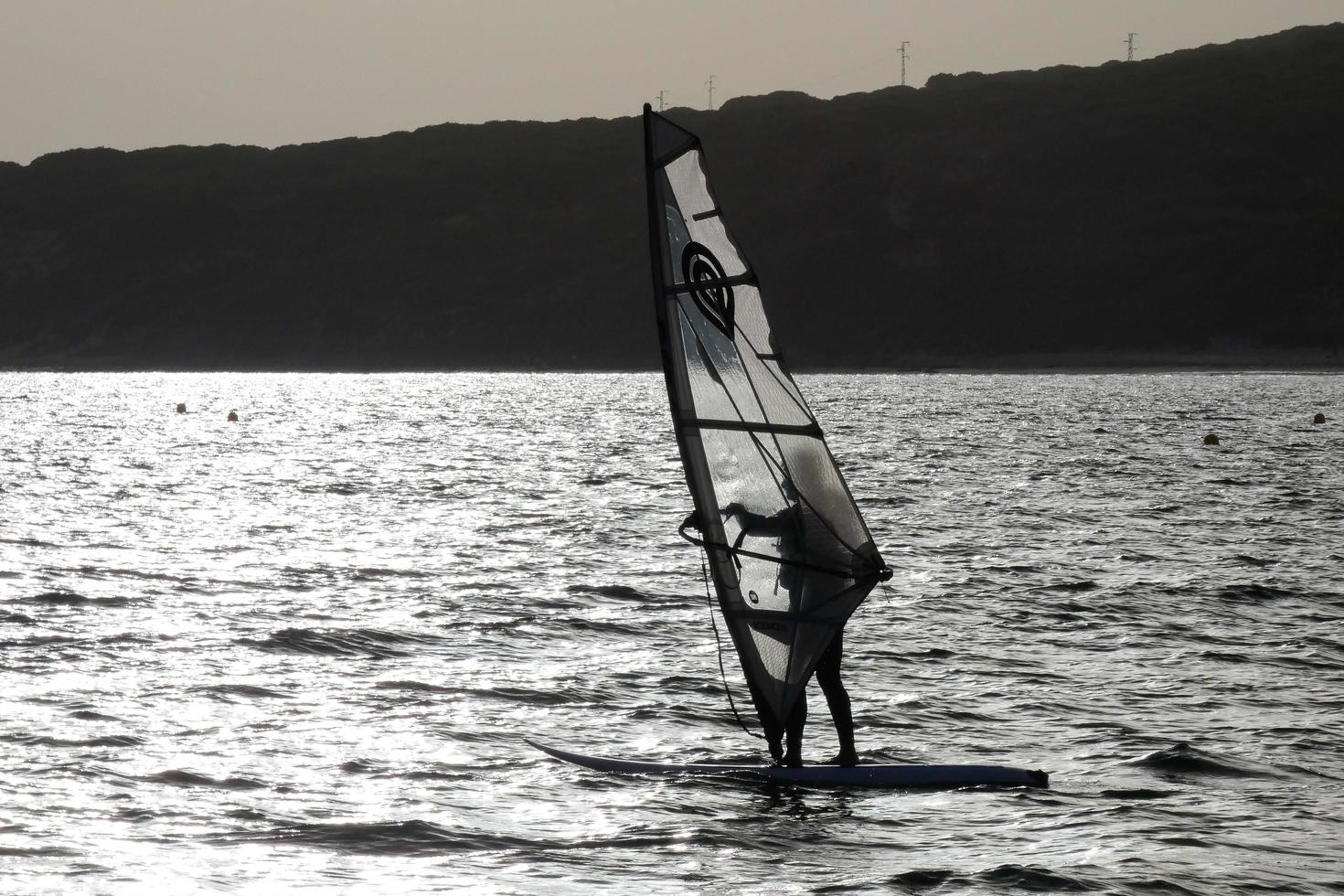 het windsurfen, kitesurfen, water en wind sport- aangedreven door zeilen of vliegers foto