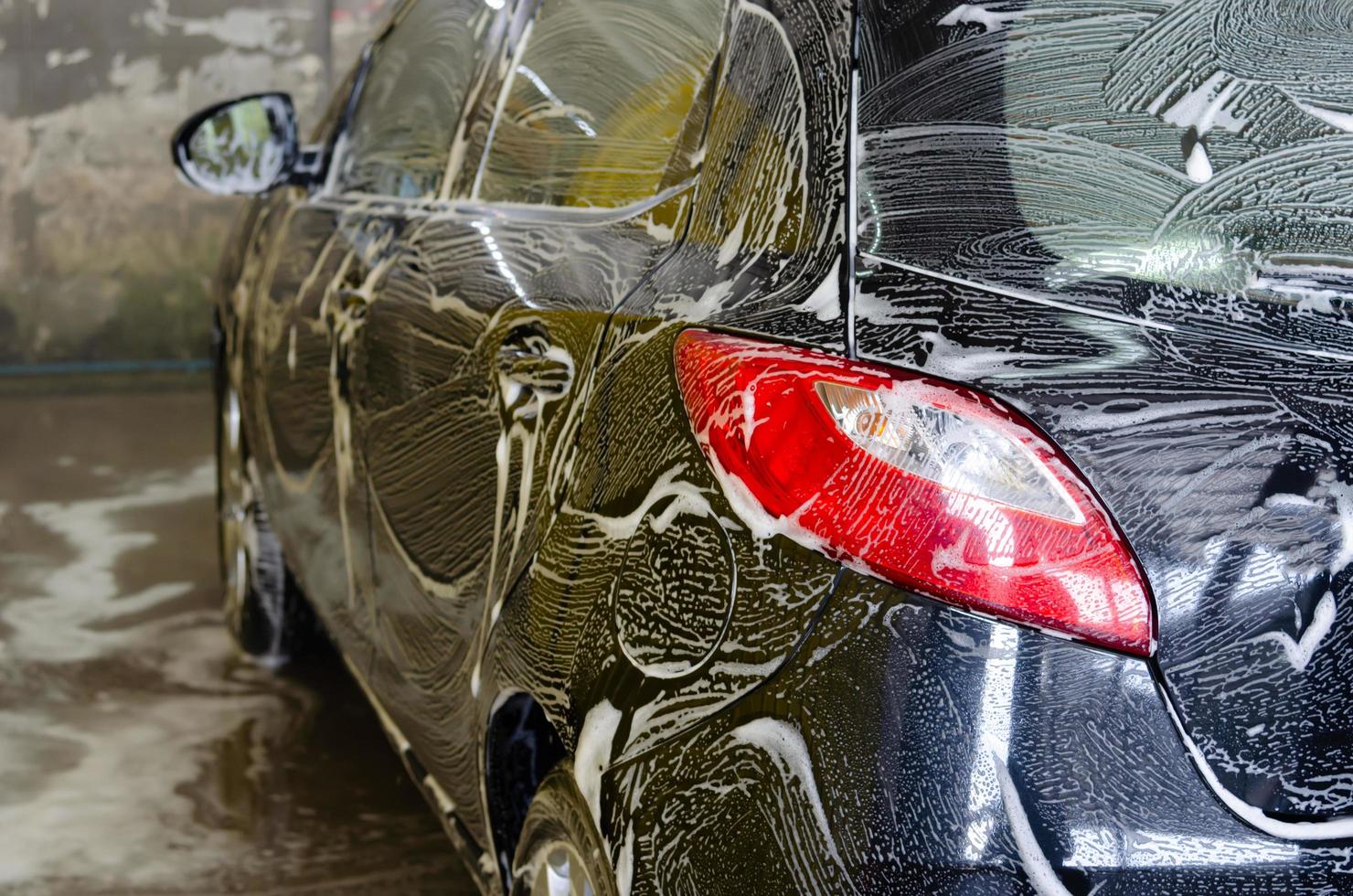 zwarte sedan wordt gewassen foto