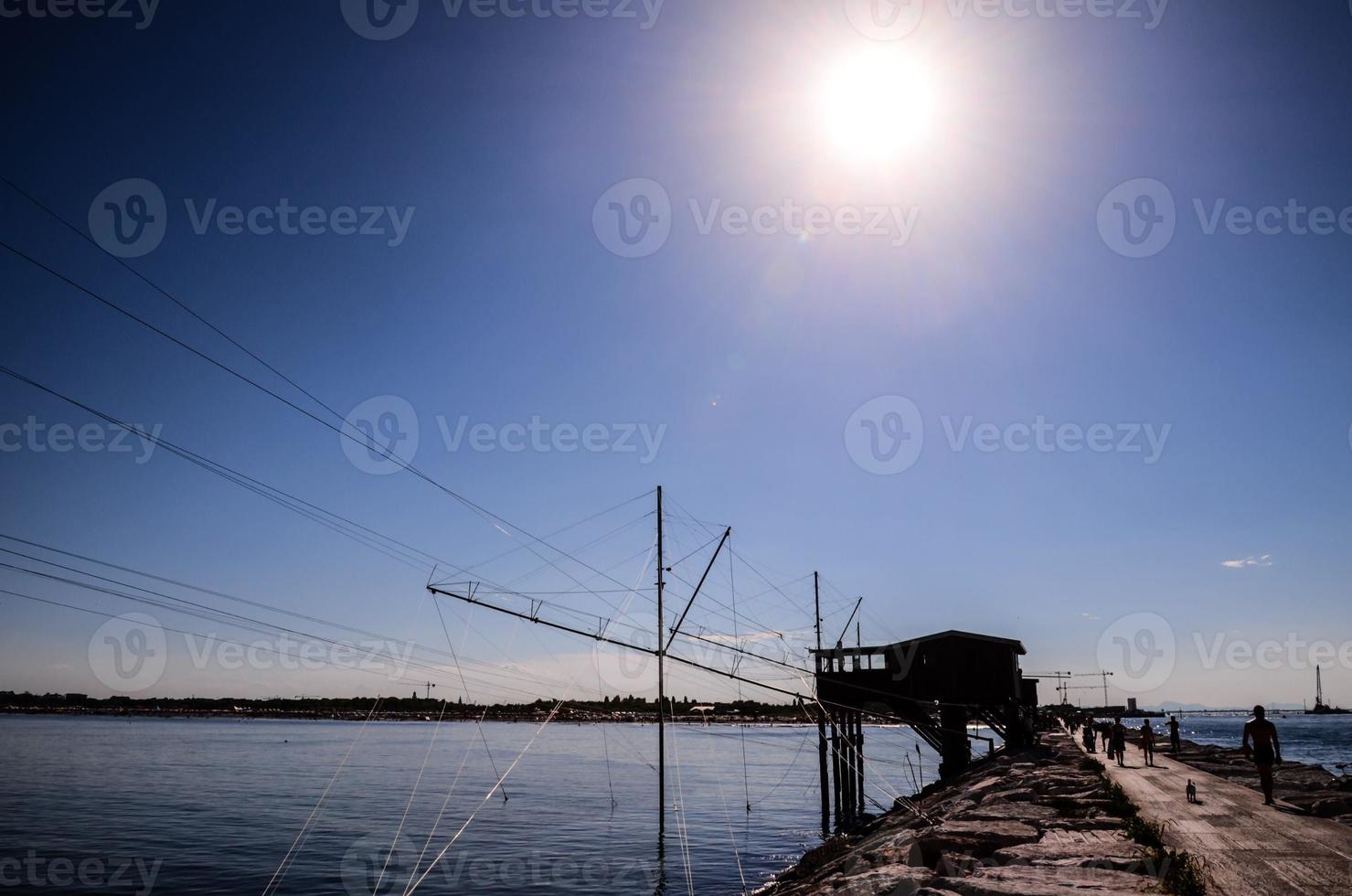 visvangst netten door de zee foto