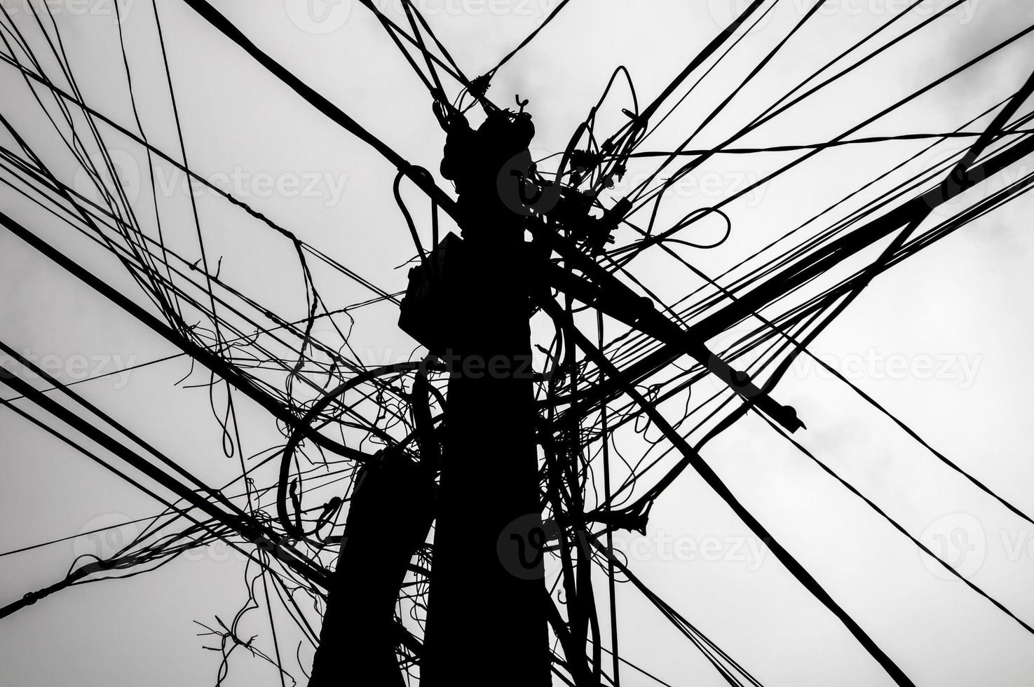gevaarlijk elektriciteit kabels pyloon foto