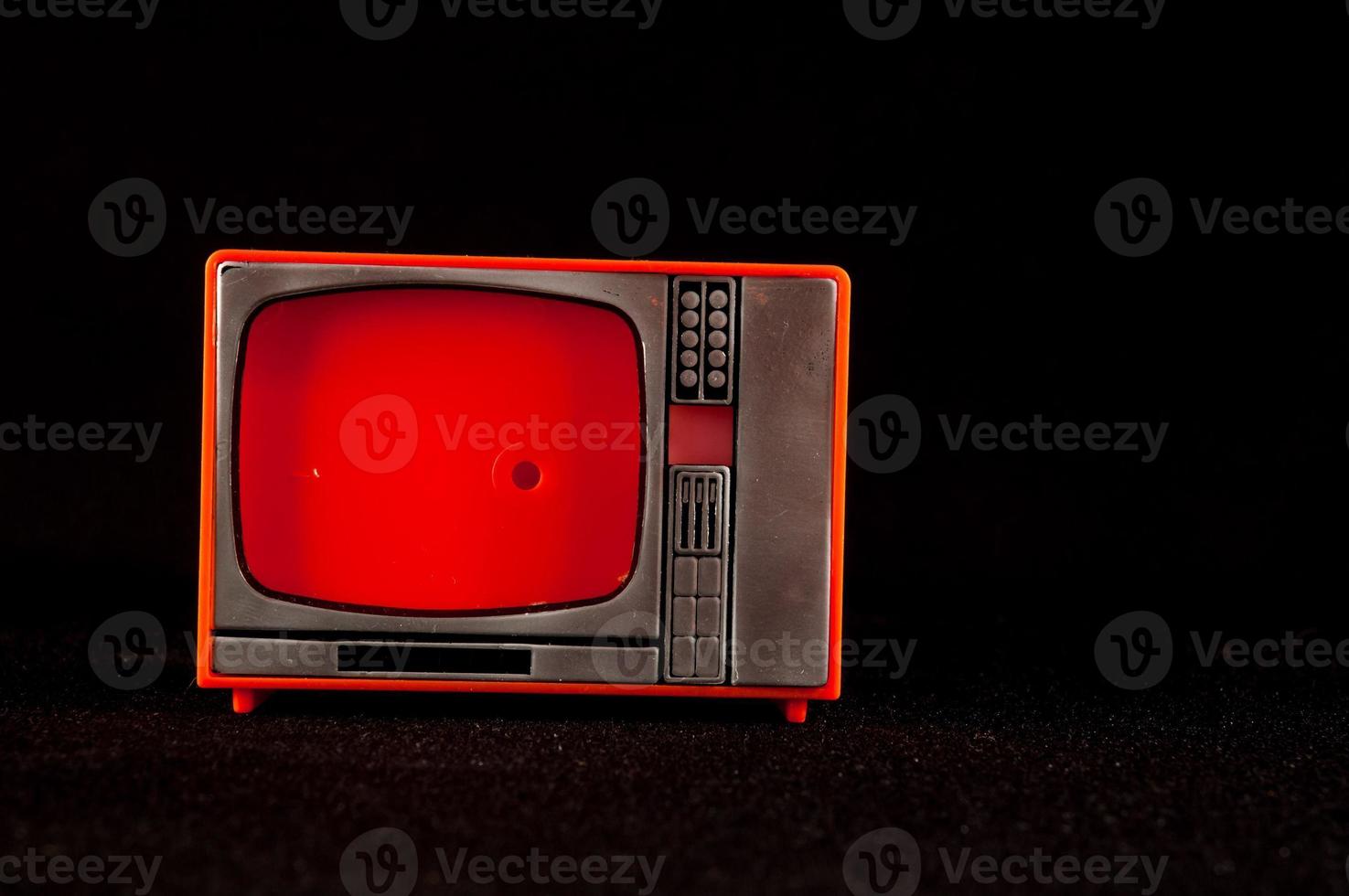 miniatuur TV Aan zwart achtergrond foto