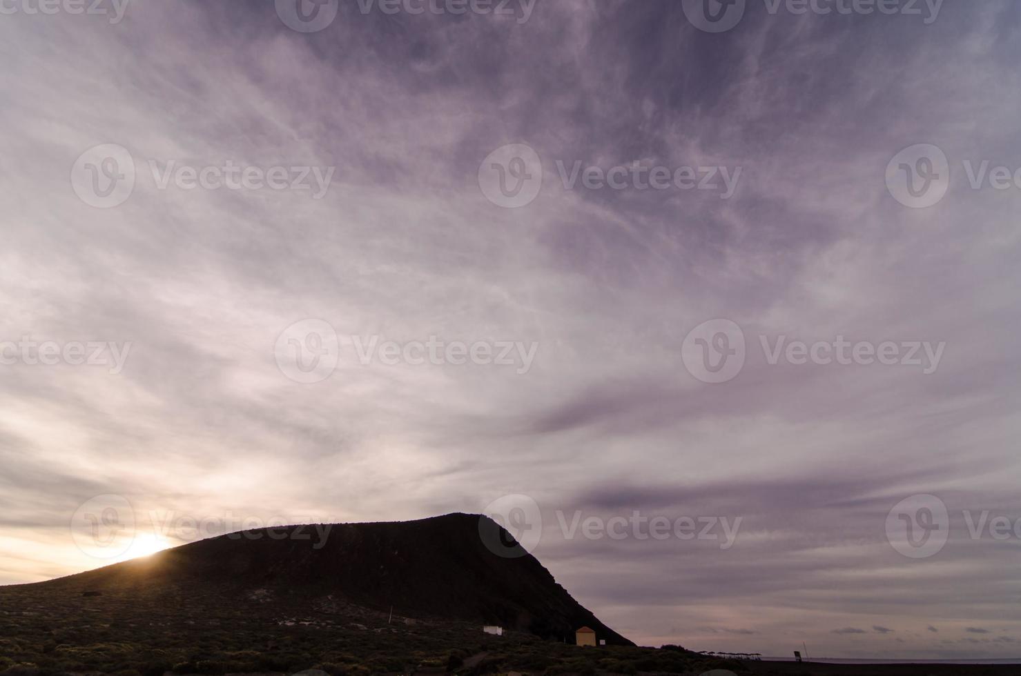 berg bij zonsondergang foto