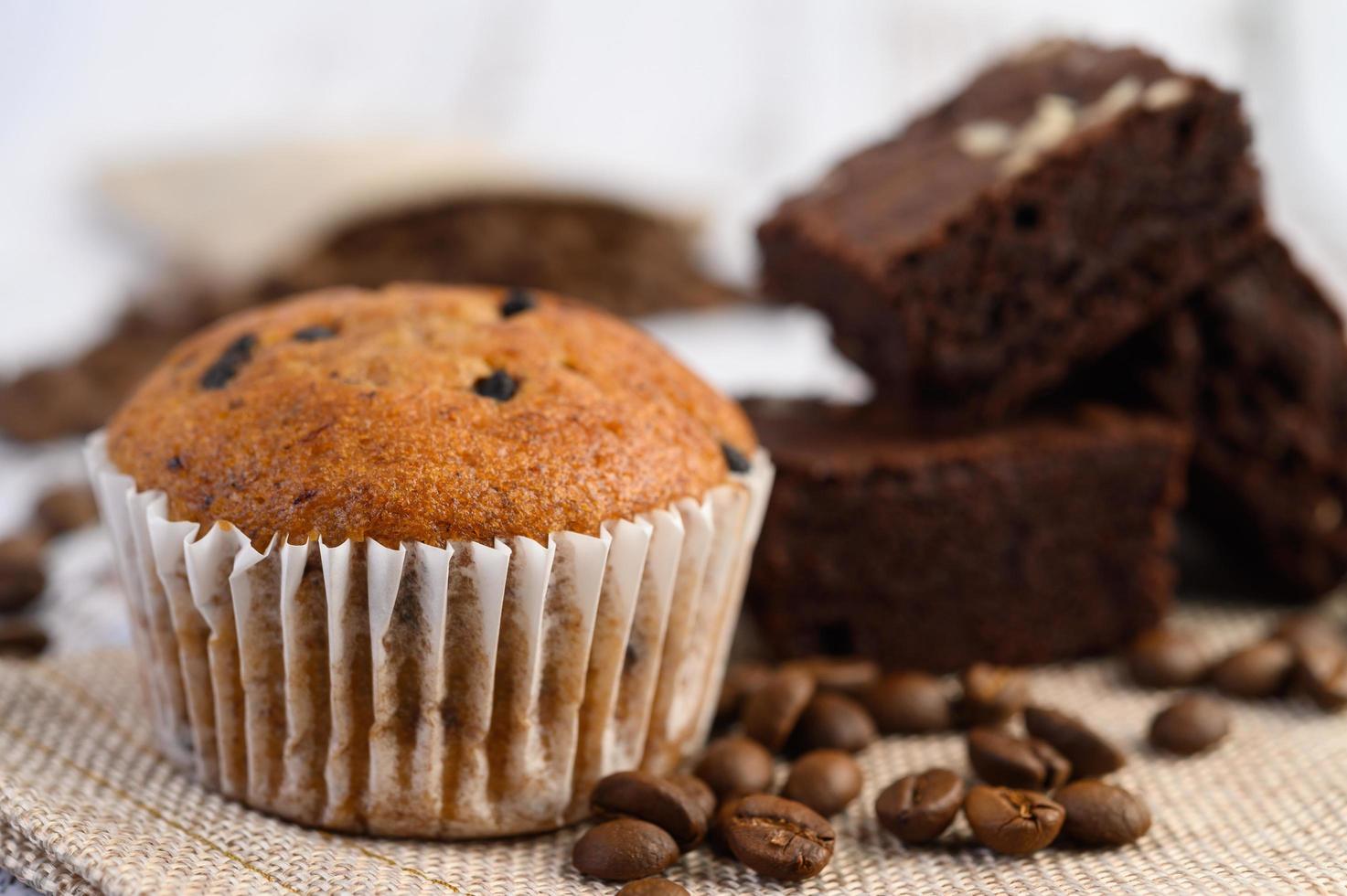 banaan cupcakes gemengd met chocoladeschilfers op een witte plaat foto