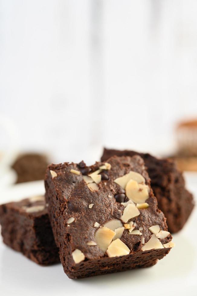 zelfgemaakte chocolade brownies op een witte plaat foto