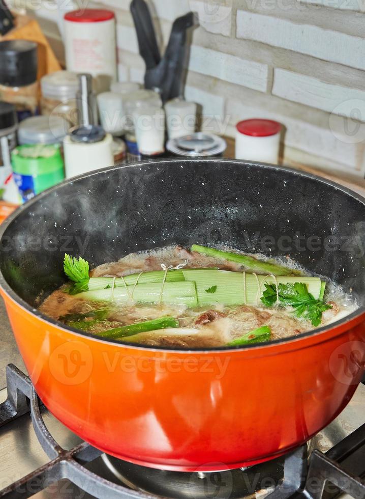 afgewerkt boeket van Groenen is geplaatst in pan voor dressing de gerecht. foto