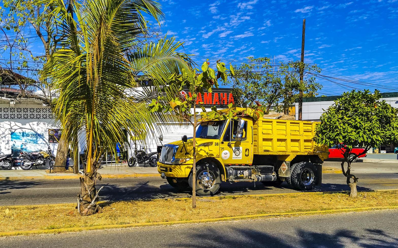 puerto escondido oaxaca Mexico 2023 Mexicaans dump kipper vrachtauto kipwagen lading vervoerder levering auto's Mexico. foto