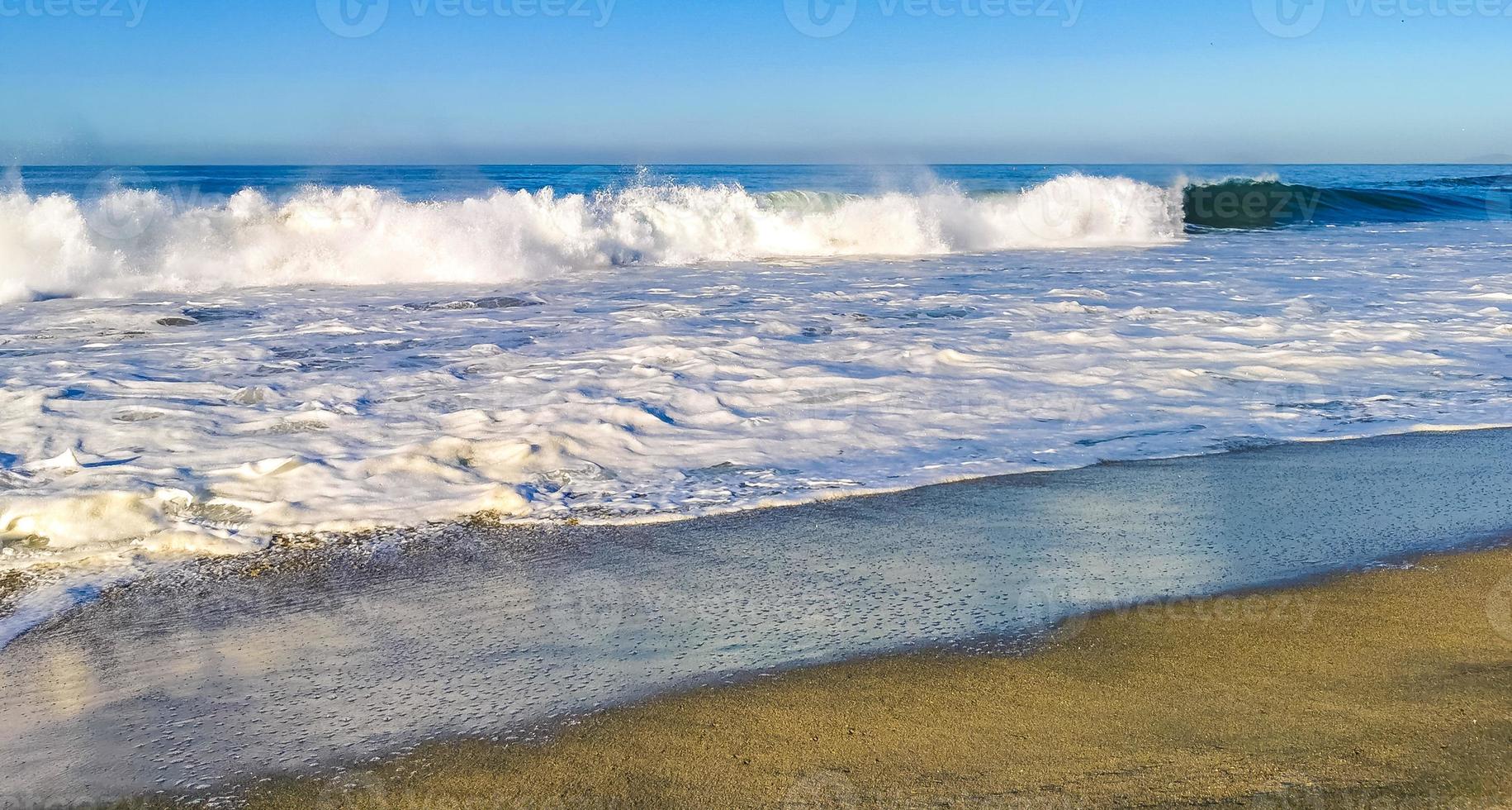 extreem reusachtig groot surfer golven Bij strand puerto escondido Mexico. foto