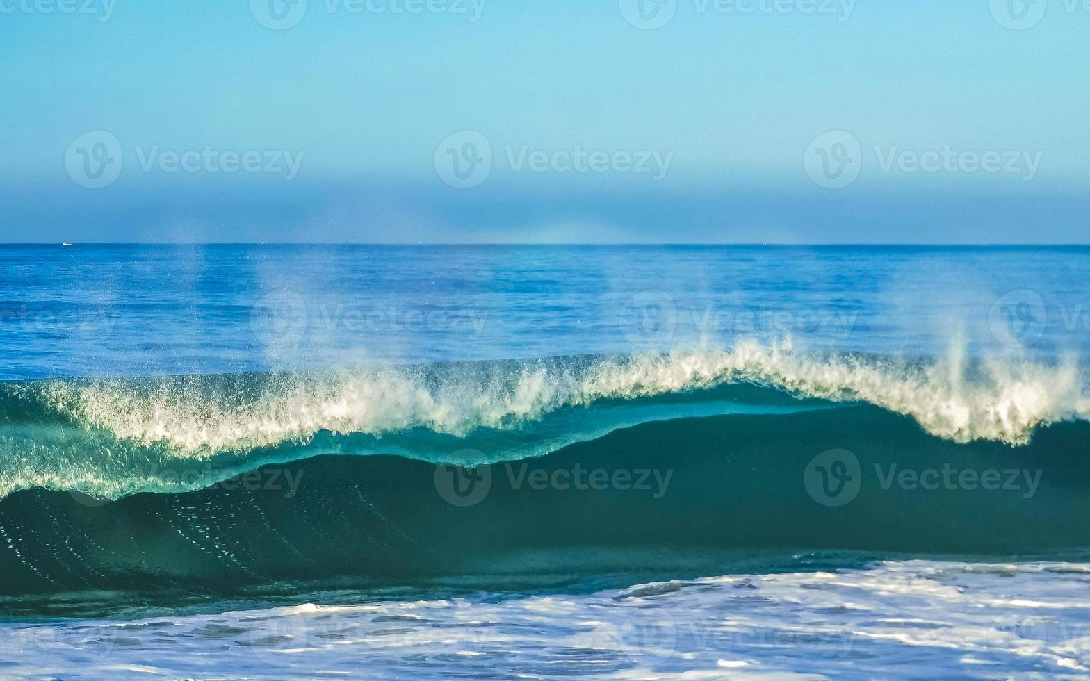 extreem reusachtig groot surfer golven Bij strand puerto escondido Mexico. foto