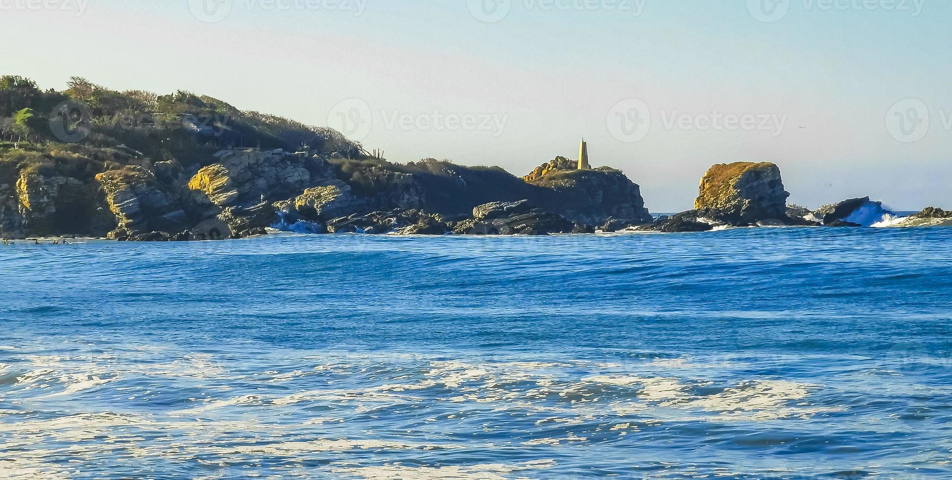 extreem reusachtig groot surfer golven strand la punta zicatela Mexico. foto