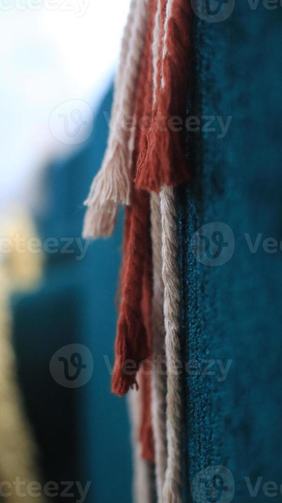dichtbij omhoog van rood en wit touw Aan blauw achtergrond. selectief focus. foto