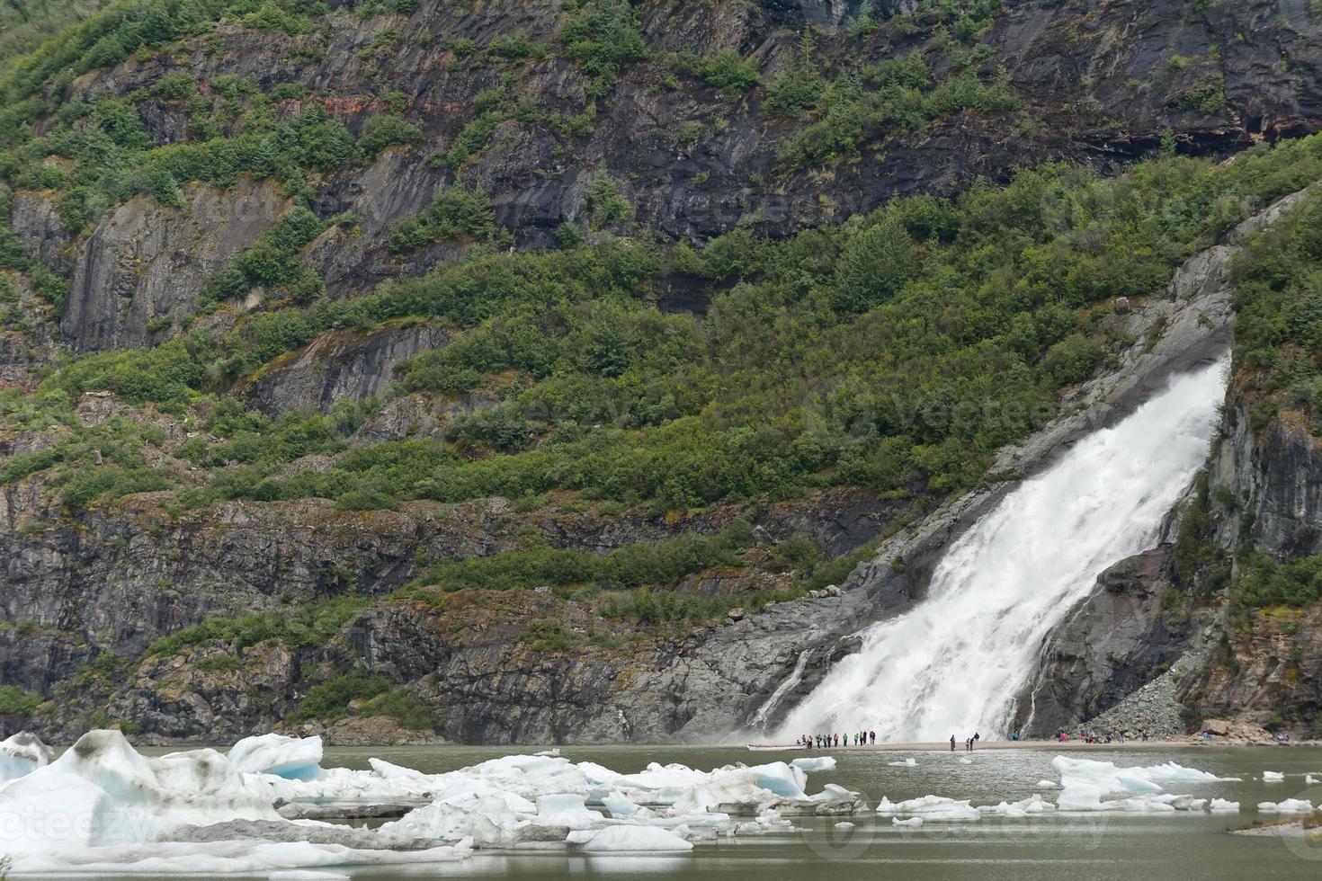 een waterval dichtbij naar mendenhall gletsjer in de buurt juneau, Alaska foto