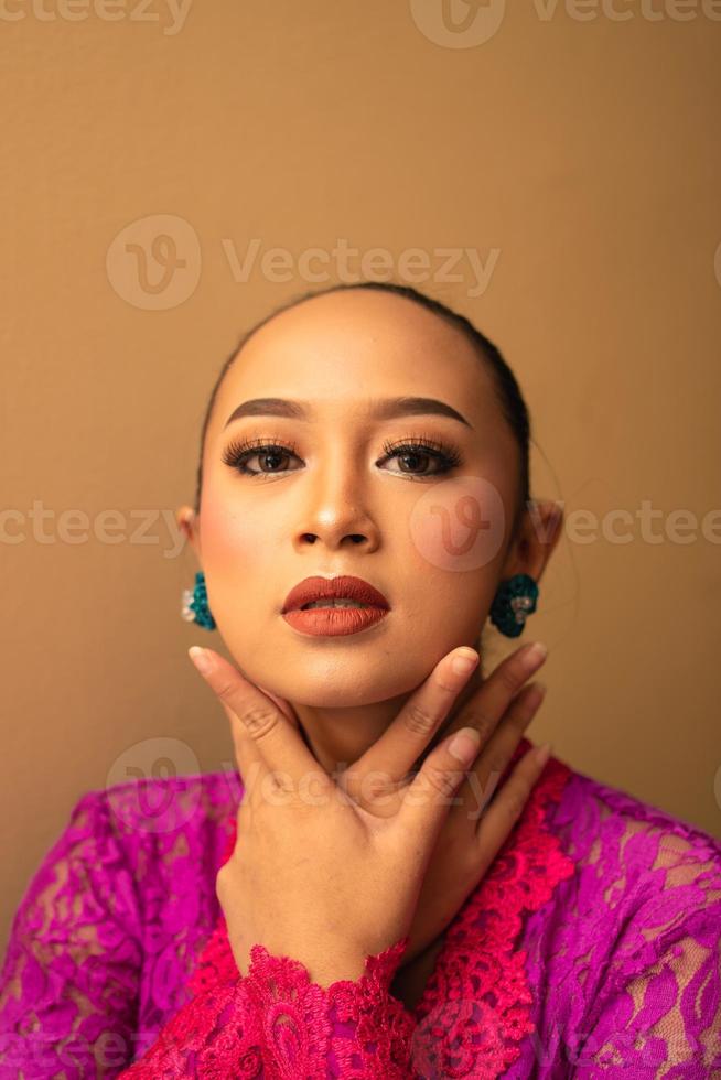 Aziatisch vrouw aanraken haar nek en gevoel sexy met haarzelf terwijl poseren foto