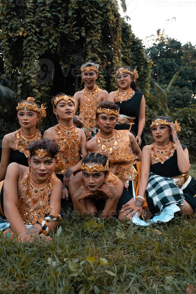 balinees mensen hebben pret samen met hun vrienden in gouden kostuums na de dans prestatie foto