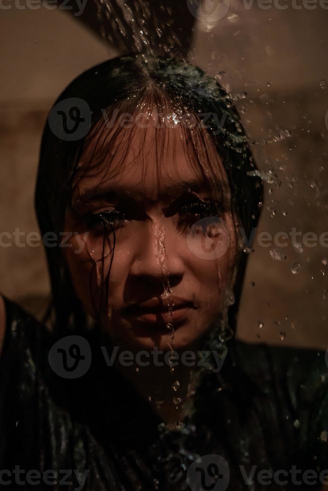 ongerustheid Dames hebben een verdrietig dag terwijl ze douchen haar gezicht met water foto