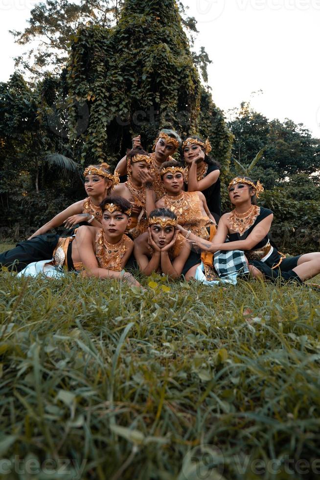 balinees mensen hebben pret samen met hun vrienden in gouden kostuums na de dans prestatie foto