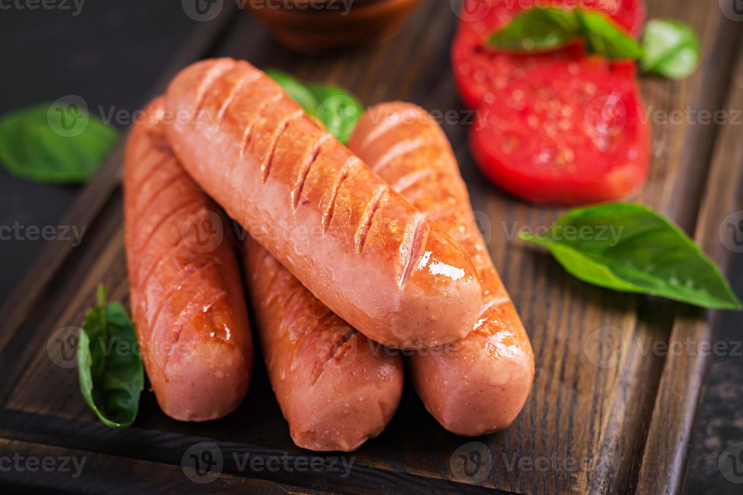 gegrild worst met tomaten, basilicum salade en rood uien. bbq menu. foto