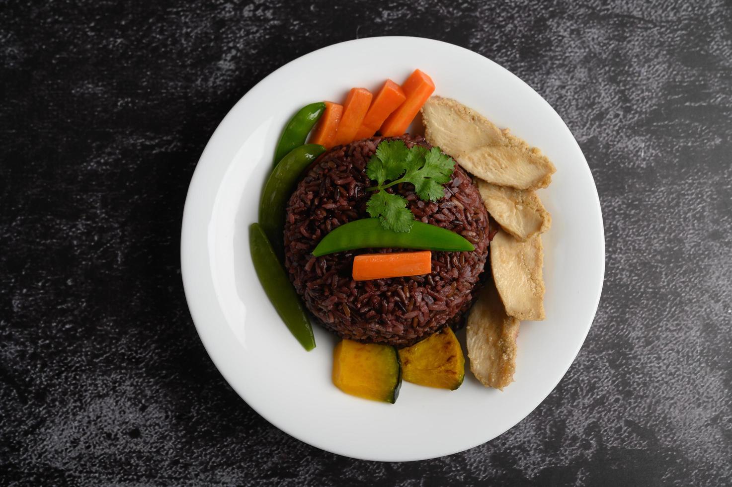 paarse rijstbessen met gegrilde kipfilet, pompoen, wortelen en munt foto