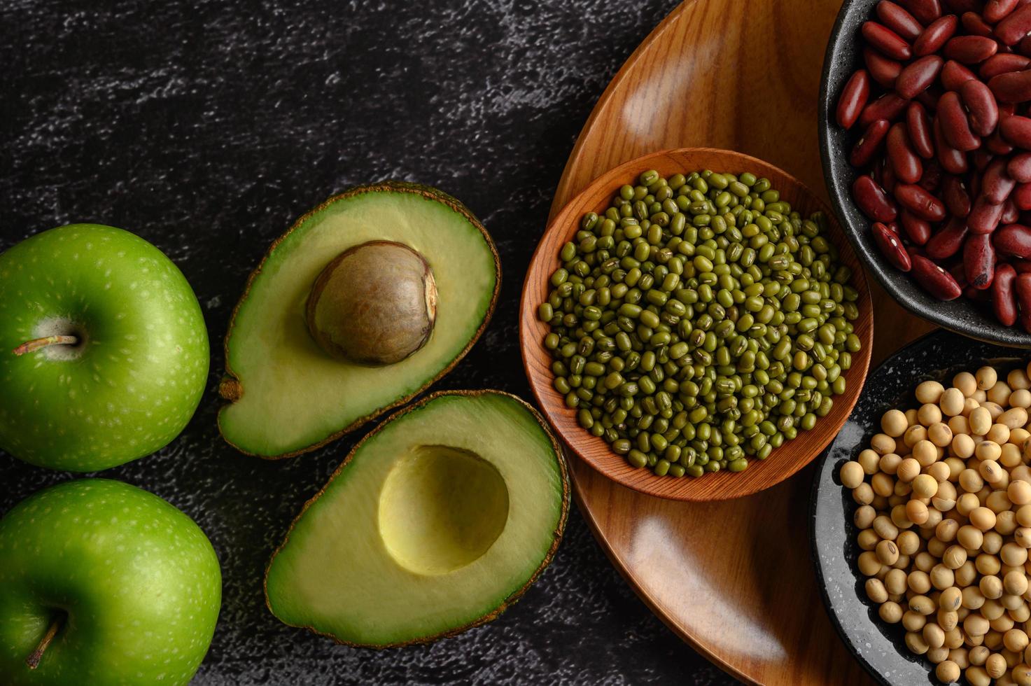 peulvruchten en fruit op een donkere achtergrond foto