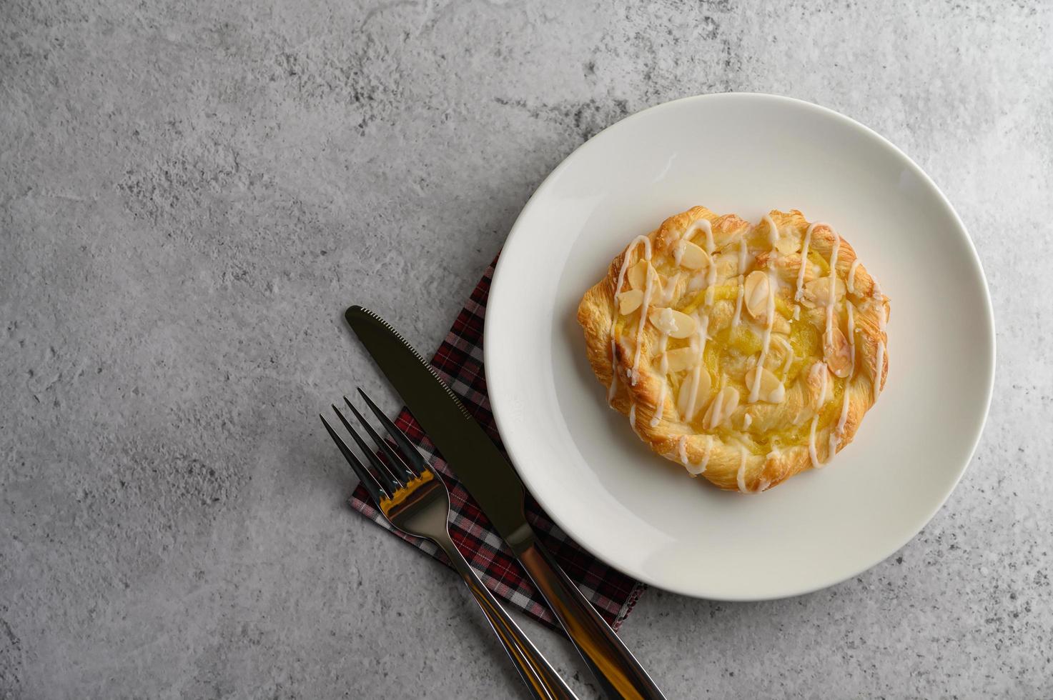 amandel twist brood snack op een witte plaat foto